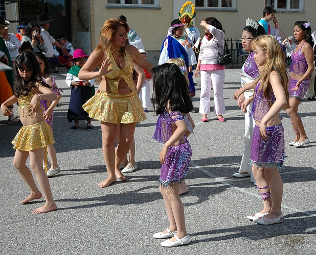 050618_207.jpg - Förberedelse inför karnevalståget