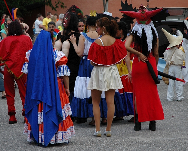 050618_214.jpg - Förberedelse inför karnevalståget