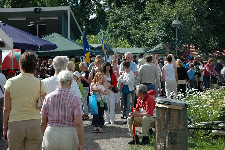 050618_007.jpg - Besökare i Ahlöfsparken