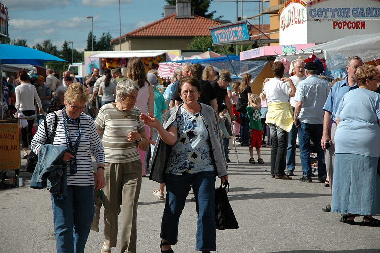 050618_009.jpg - Mycket folk på gator och torg