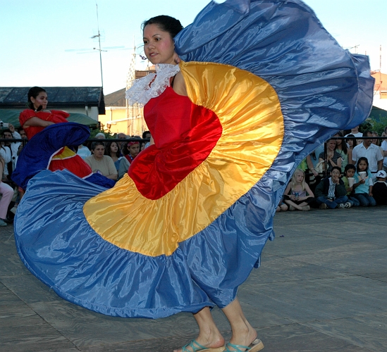 050618_083.jpg - Dansuppvisning av Salvadoransk Mytologi