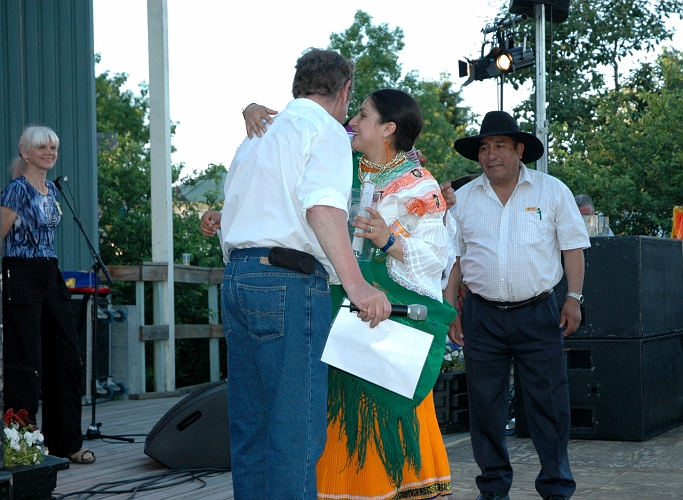 050618_102.jpg - Prisutdelning bästa dansgrupp Ecos del Ecuador