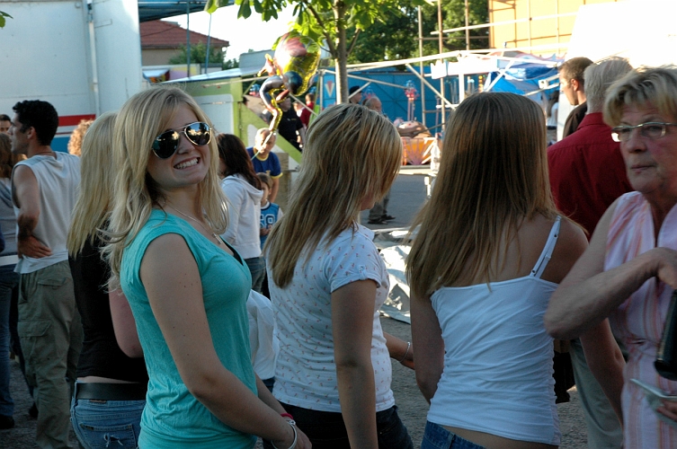 050618_115.jpg - Besökare i Ahlöfsparken