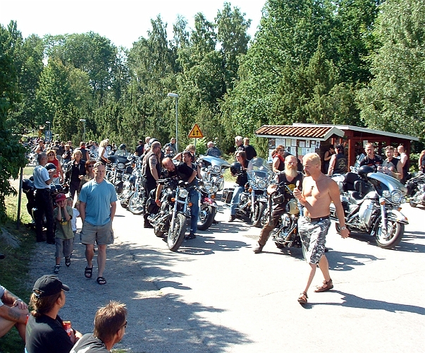 2003_0809_23.JPG - Uppställning inför turen genom Arboga