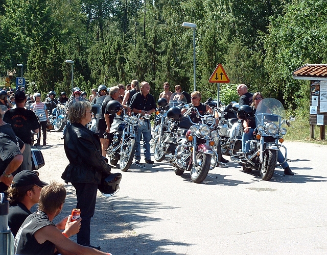 2003_0809_24.JPG - Uppställning inför turen genom Arboga