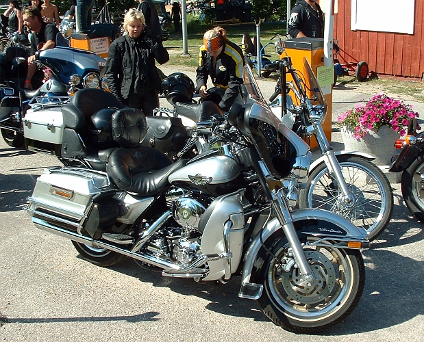 2003_0809_25.JPG - Uppställning inför turen genom Arboga