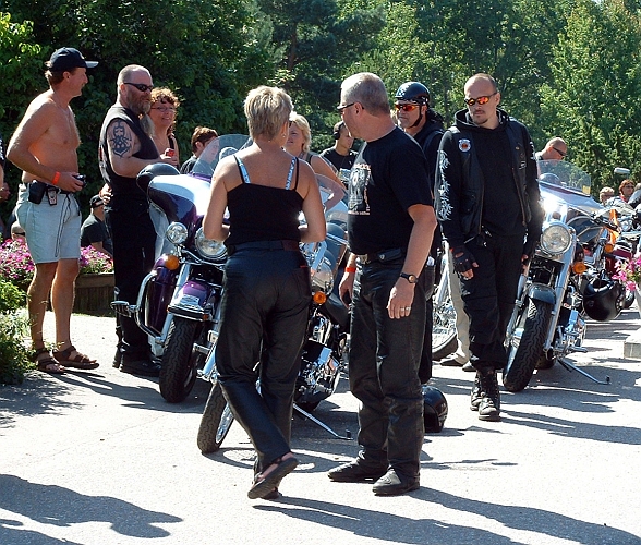 2003_0809_27.JPG - Uppställning inför turen genom Arboga