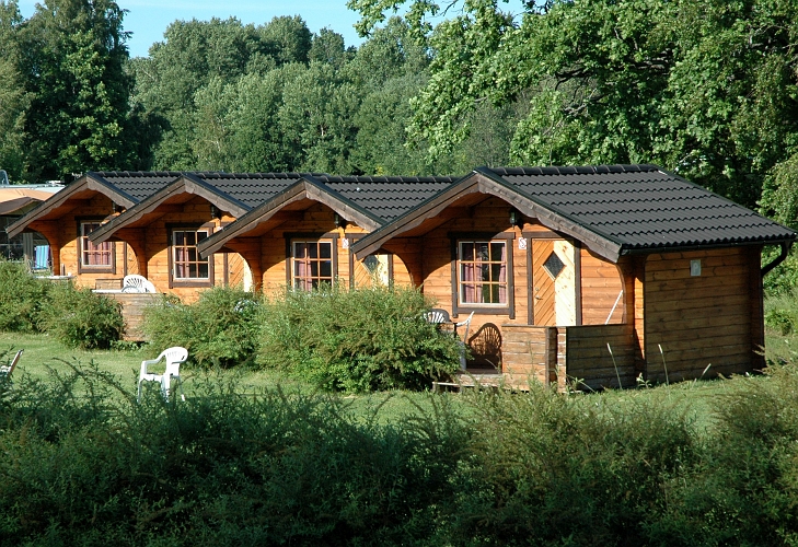 2005_0623_175815AA.JPG - Övernattningsstugor vid Herrfallet