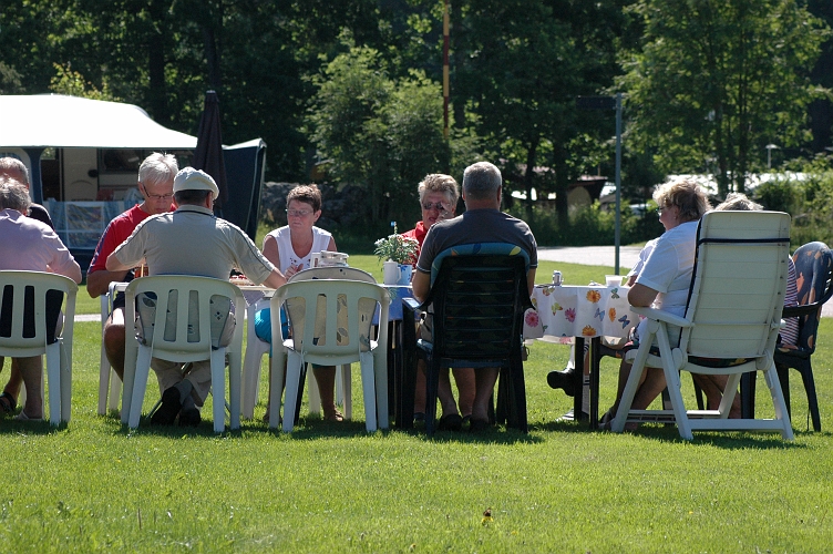 2005_0624_104524AA.JPG - Förmiddagskaffe på midsommarafton