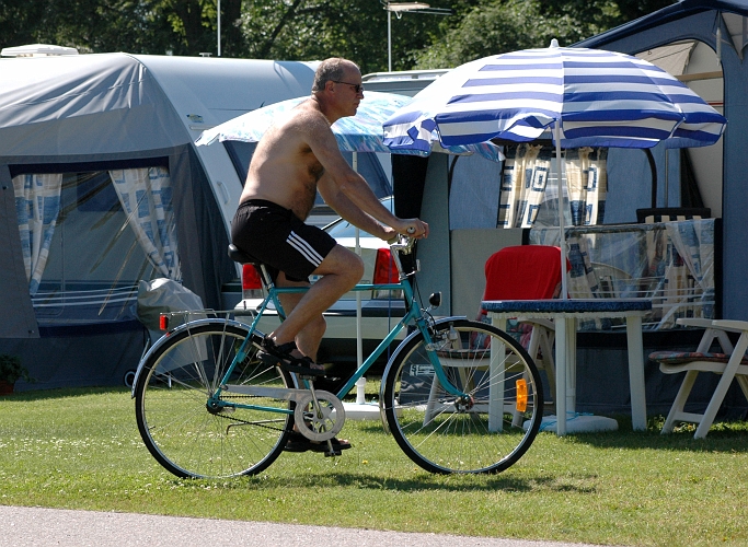 2005_0624_110105AA.JPG - Det är många som har cykeln med som extra fordon