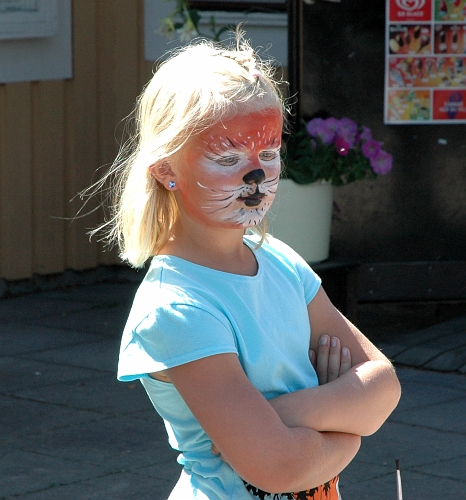 2005_0624_112316AA.JPG - Ansiktsmålning inför eftermiddagens dans och lek