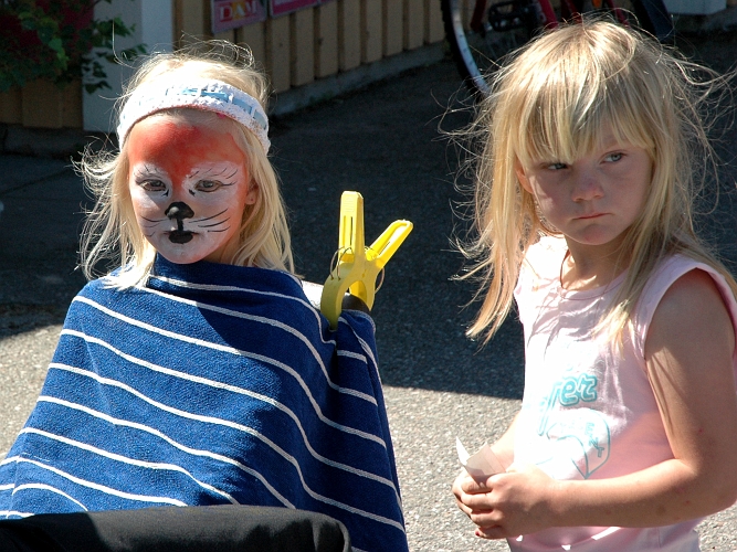 2005_0624_112340AA.JPG - Ansiktsmålning inför eftermiddagens dans och lek
