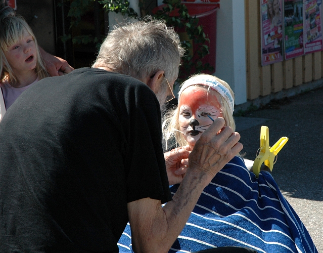 2005_0624_112358AA.JPG - Ansiktsmålning inför eftermiddagens dans och lek