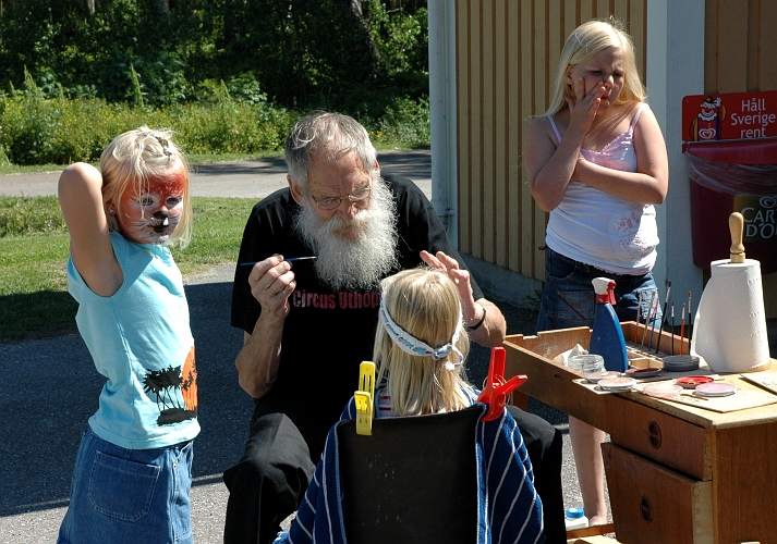 2005_0624_112449AA.JPG - Ansiktsmålning inför eftermiddagens dans och lek