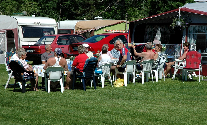 2005_0624_113957AA.JPG - Förmiddagsfika på midsommarafton