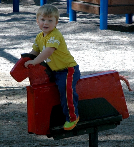 2005_0625_155843AA.JPG - Kevin rider trähäst