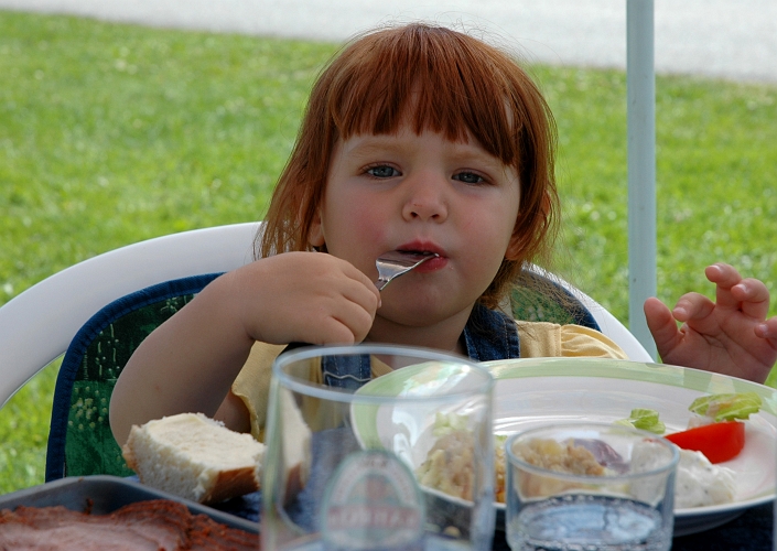 2005_0626_134126AA.JPG - Eira äter sommarlunch