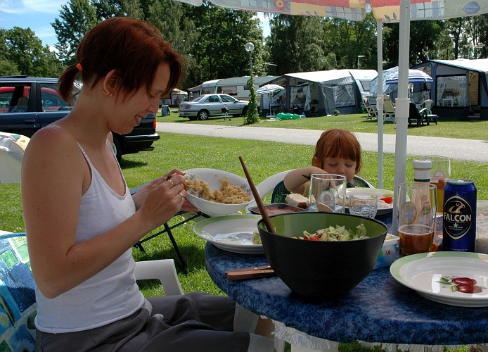 2005_0626_134140AA.JPG - Cissi och Eira äter sommarlunch