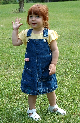 2005_0626_145510AA.JPG - Eira vinkar hejdå och trevlig fortsättning på sommaren