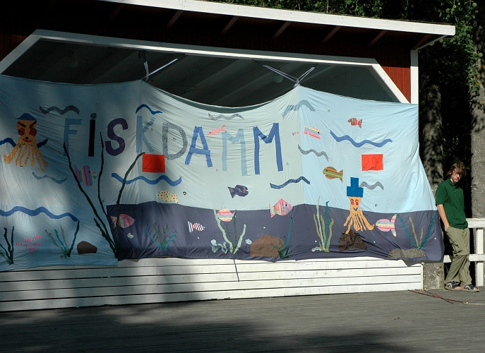 2005_0624_165645AA.JPG - Fiskdamm vid midsommarfesten