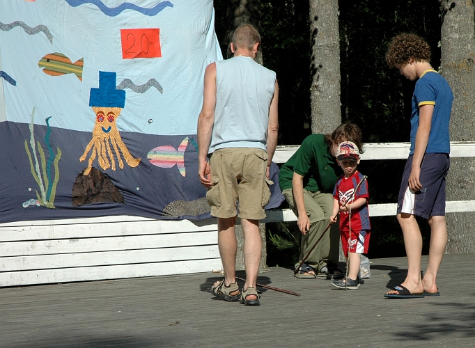 2005_0624_165808AA.JPG - Fiskdamm vid midsommarfesten