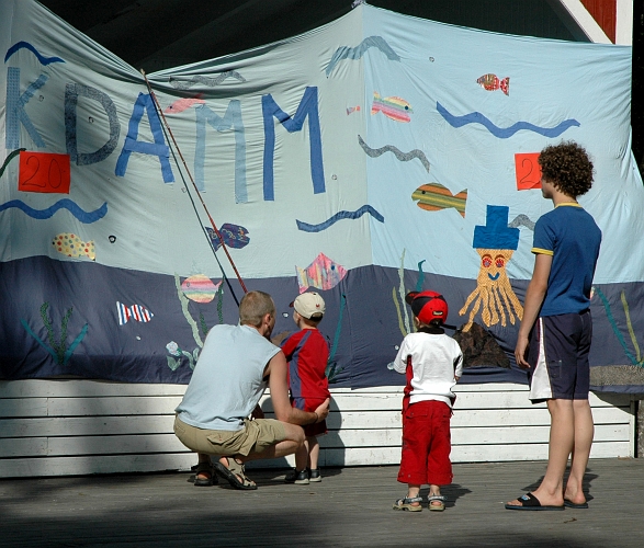 2005_0624_165834AA.JPG - Fiskdamm vid midsommarfesten