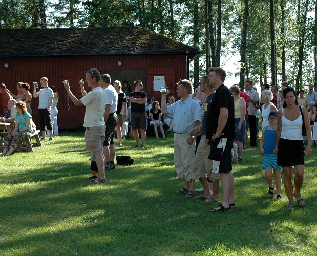 2005_0624_171248AA.JPG - Många passade på att fotografera dansen runt midsommarstången
