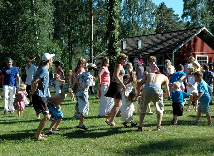 2005_0624_171331AA.JPG - Dans kring midsommarstången