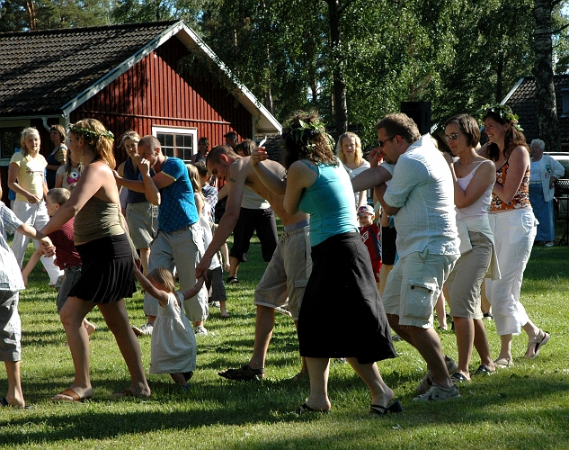 2005_0624_171351AA.JPG - Dans kring midsommarstången