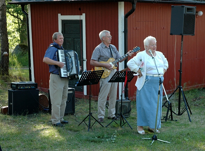 2005_0624_172053AA.JPG - Trion som spelade och ledde dansen kring stången