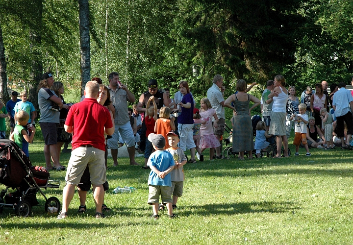 2005_0624_172924AA.JPG - Många barnfamiljer var närvarande vid dansen