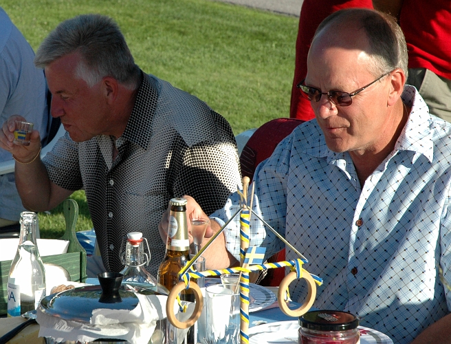 2005_0624_190532AA.JPG - Se upp där nere nu kommer den