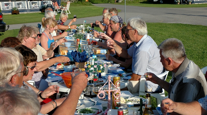 2005_0624_192941AA.JPG - Dags för att utbringa en skål för midsommaren
