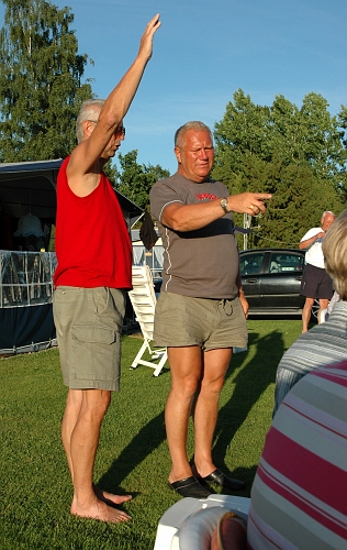 2005_0624_200812AA.JPG - Nu är det en ny sång i antågande med ett visst deltagande av publiken