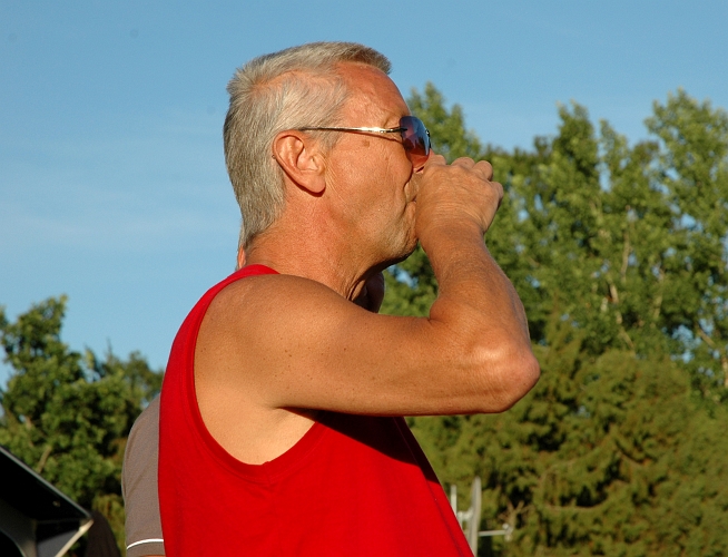 2005_0624_200829AA.JPG - Efter allt sjungande är det nödvändigt att skölja strupen