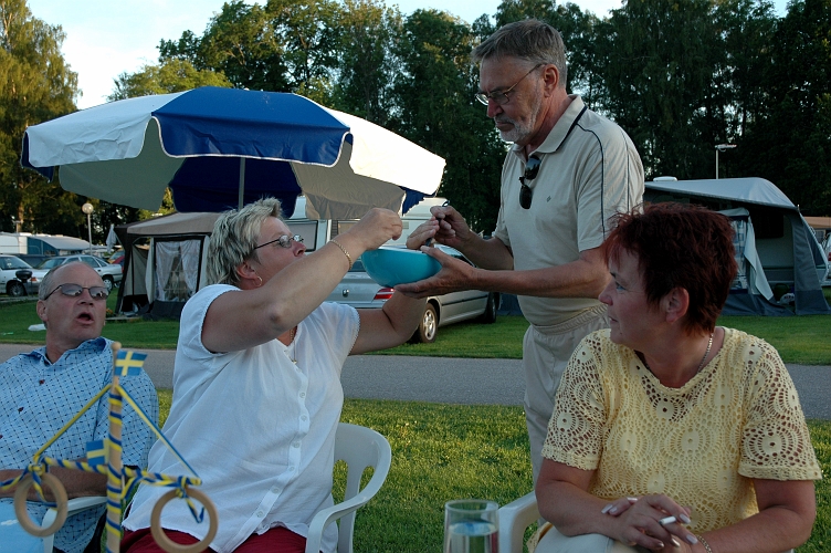 2005_0624_210746AA.JPG - Här bjuds det på lite kvällsvickning