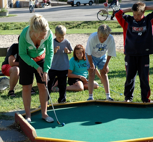 2005_0625_175330AA.JPG - Putt och bollen i hål och fortfarande kvar i tävlingen