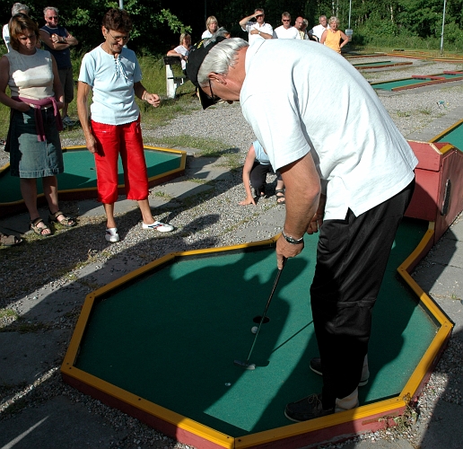 2005_0625_180615AA.JPG - En putt och bollen är på väg i hålet