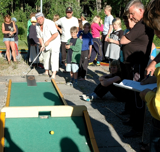 2005_0625_185148AA.JPG - Lite för hårt slag, men på det sjunde gick det vägen och fortfarande kvar i tävlingen