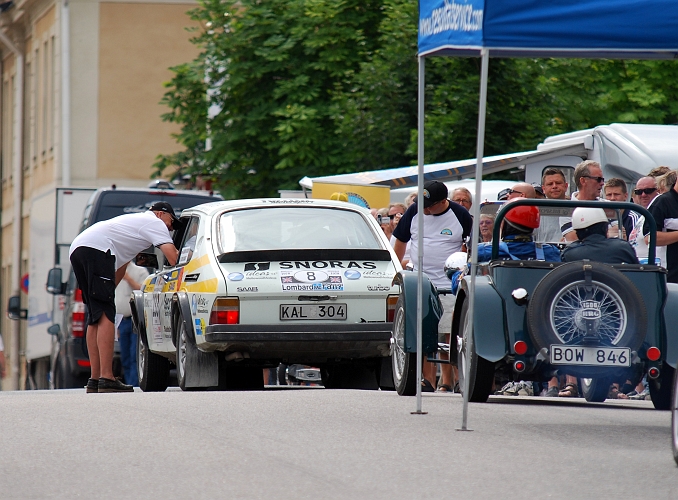 2010_0717_00-15.JPG - Speakern pratar med Vladimir Antonov (Spyker Cars)