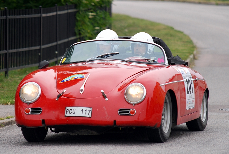 2010_0717_00-34.JPG - Nr.201 Douglas Kennborn och Berne Kennborn Sportvagnsklubben Göteborg, Porsche 356A Speedster. 2:a i Regularity Klass 1 - without trip