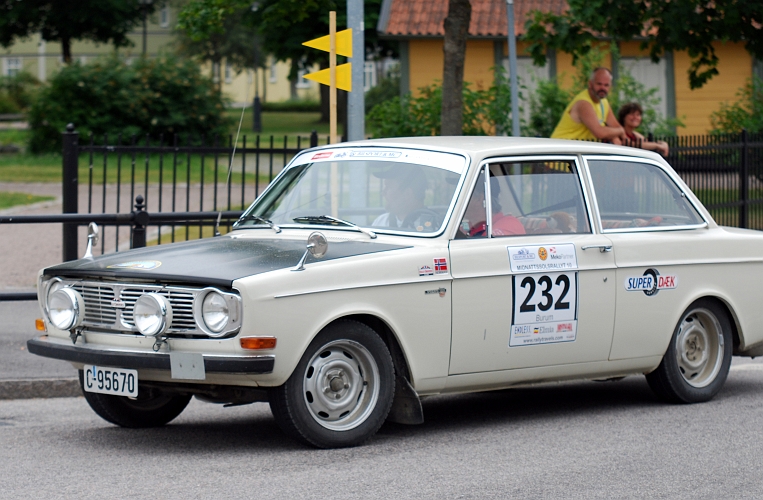 2010_0717_00-37.JPG - Nr.232 Bjørn Burum och Thomas Berve KNA, Volvo 142