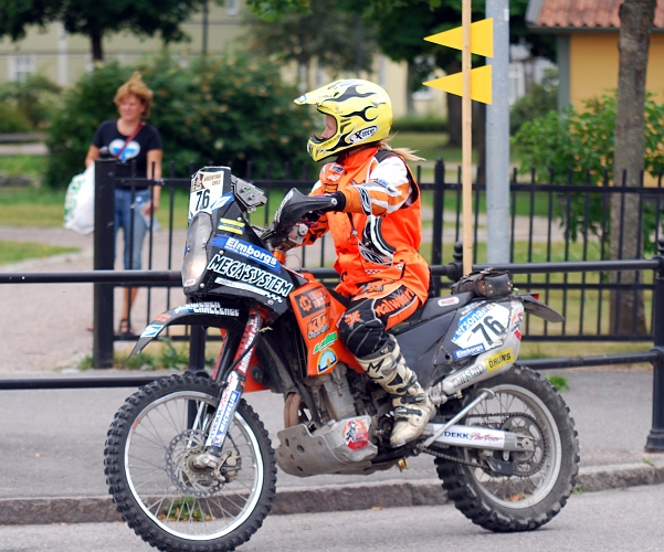 2010_0717_01-01.JPG - Även i år kommer tävlingskaravanen att ledas av den svenska ökendrottningen Annie Seel, som nu har sex månader kvar till Dakar 2011, hon kör hela tävlingen som föråkare.