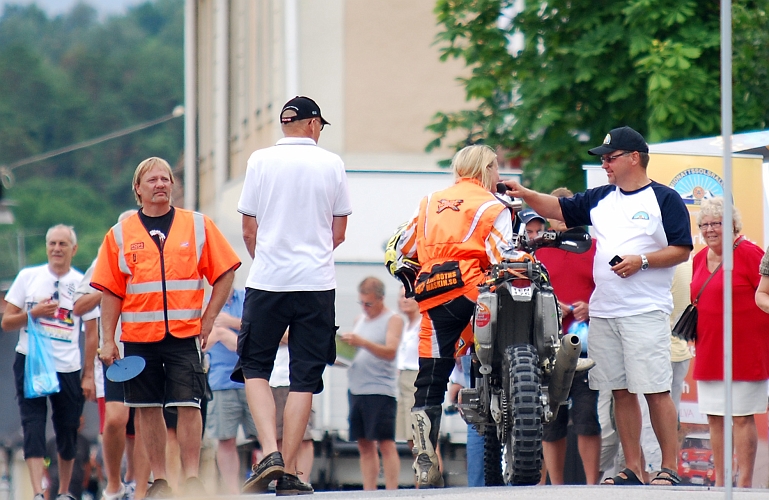 2010_0717_01-02.JPG - Speakern pratar med Anne Seel