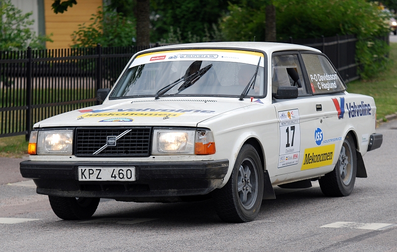 2010_0717_01-05.JPG - Nr.17 P-O Davidsson och Christer Haglund Kinds MK, Volvo 242. Total 2:a i Midnattssolsrallyt - Historic