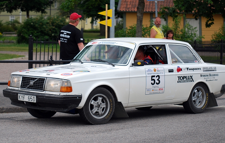 2010_0717_01-10.JPG - Nr.53 Jan Hagberg och Per Mikael Ekstöm Kinds MK, Volvo 242. Total 5:a i Midnattssolsrallyt - Historic