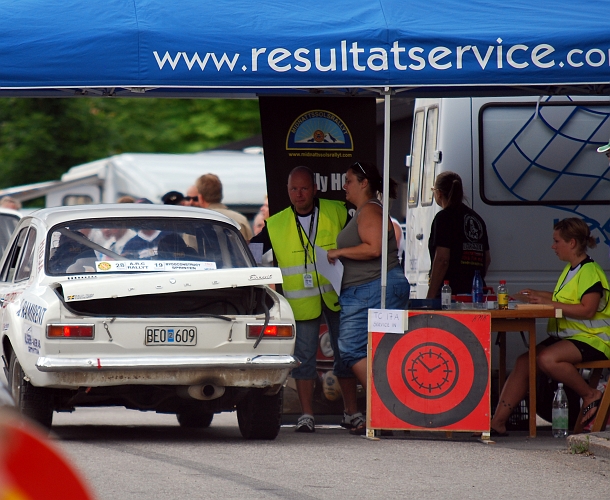 2010_0717_01-12.JPG - Nr.3 Tony Jansson och Micke Lööv Almumge MK, Ford Escort RS 2000. Det ser ut som de har varit nere en sväng i diket.