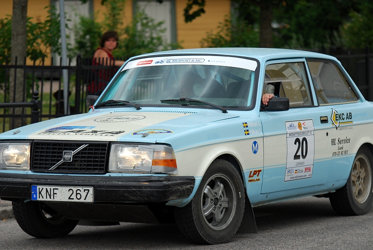 2010_0717_01-19.JPG - Nr.20 Håkan Larsson och Håkan Lindh Laxå MK, Volvo 242