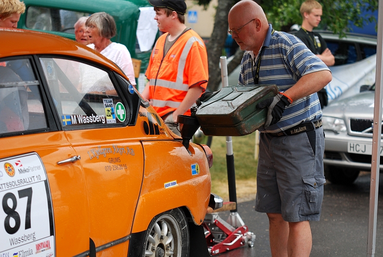 2010_0717_02-03.JPG - Påfyllning av bränsle