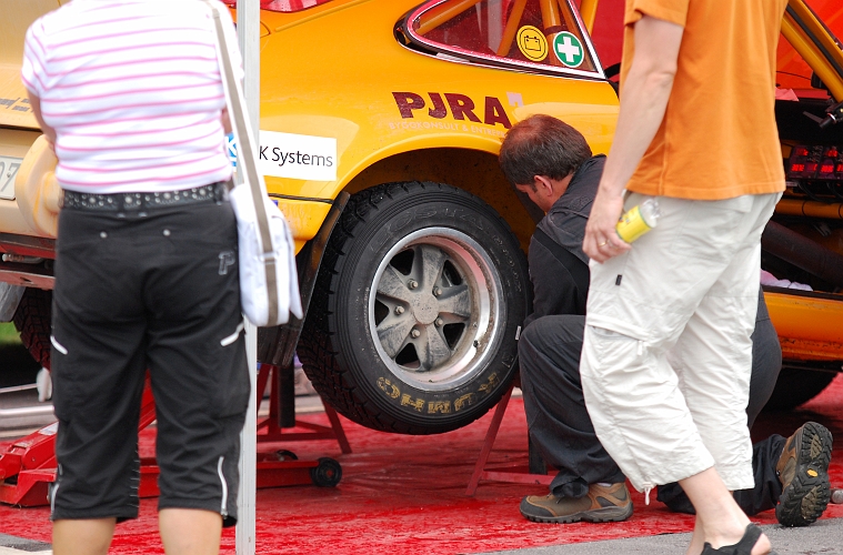 2010_0717_02-07.JPG - Service på en Porsche 911